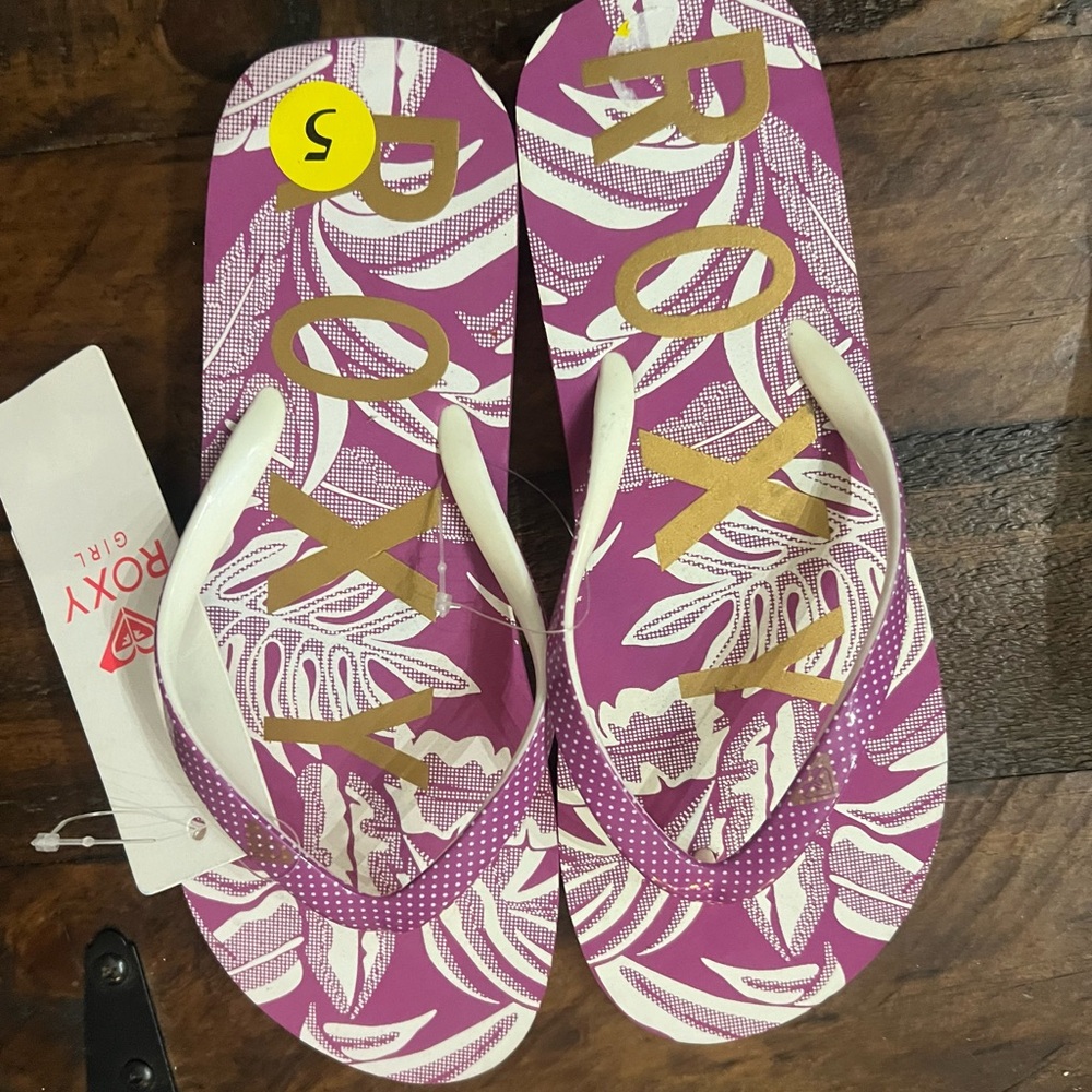 2 pairs Roxy flip flops brand new